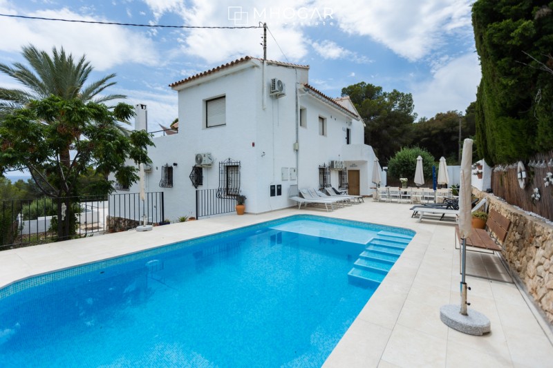 Venta - Oportunidad de inversión, Villa mediterránea frente a Cala Baladrar con apartamentos independientes y local comercial, Benissa, Costa Blanca!